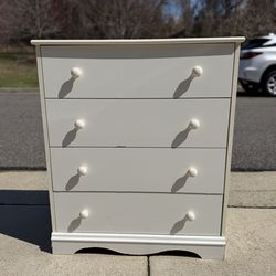 White 4-Drawer Dresser – Classic Style