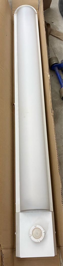 2x columbia lightning 4ft LED bi-level