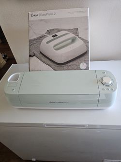 CRICUT EXPLORER 2 AND A CRICUT EASYPRESS 2
