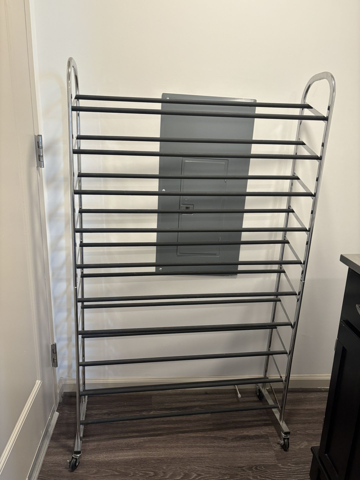 Rolling shoe rack