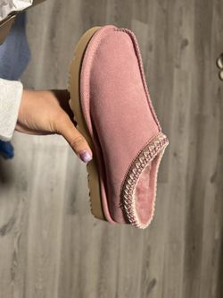 Slippers/ UGG