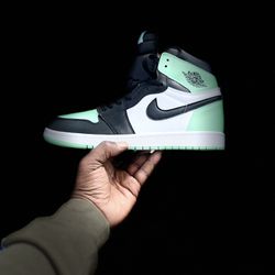 Jordan 1 High OG Green Glow ( Size 11)