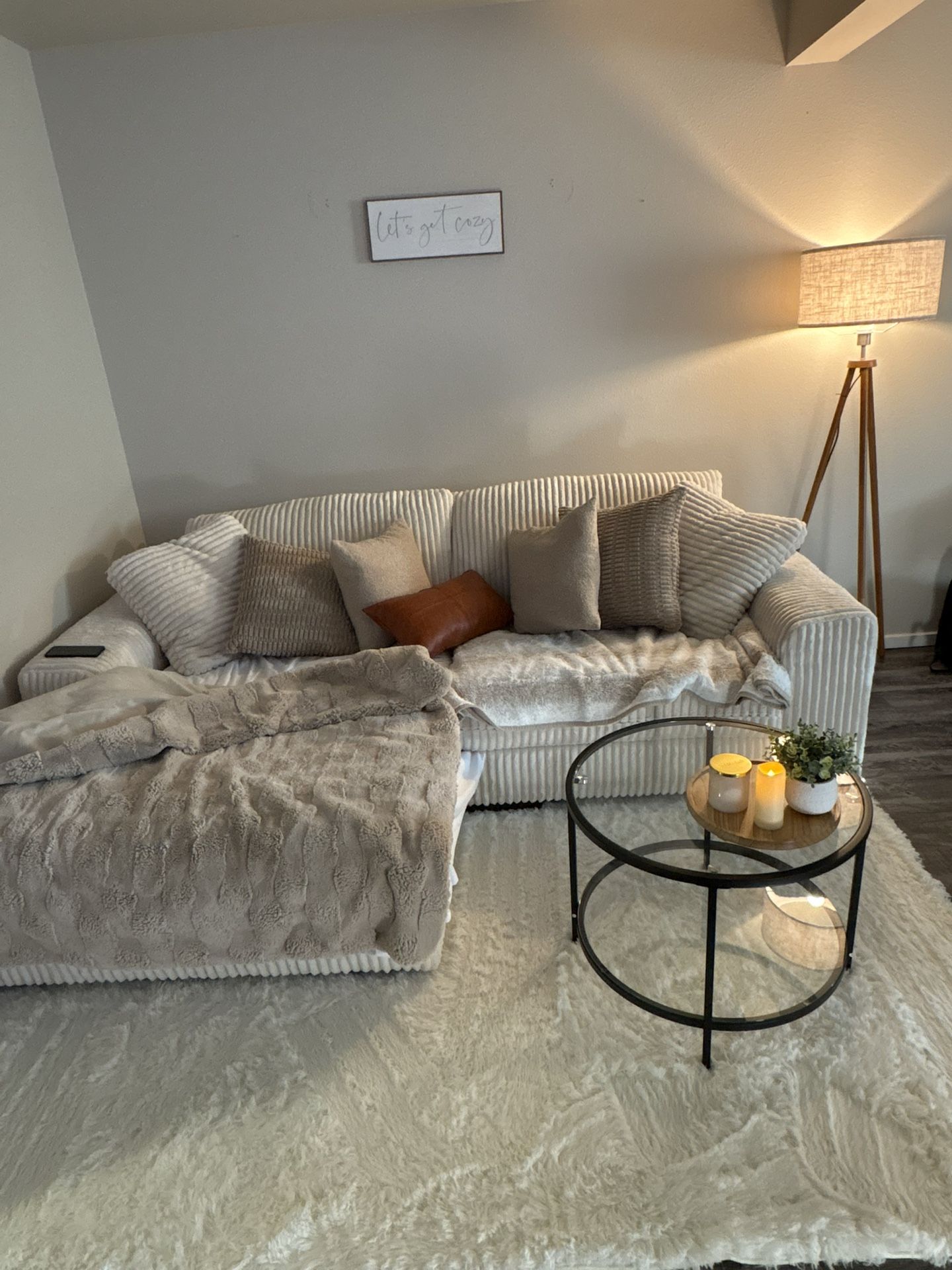 Lindyn Ivory Sectional