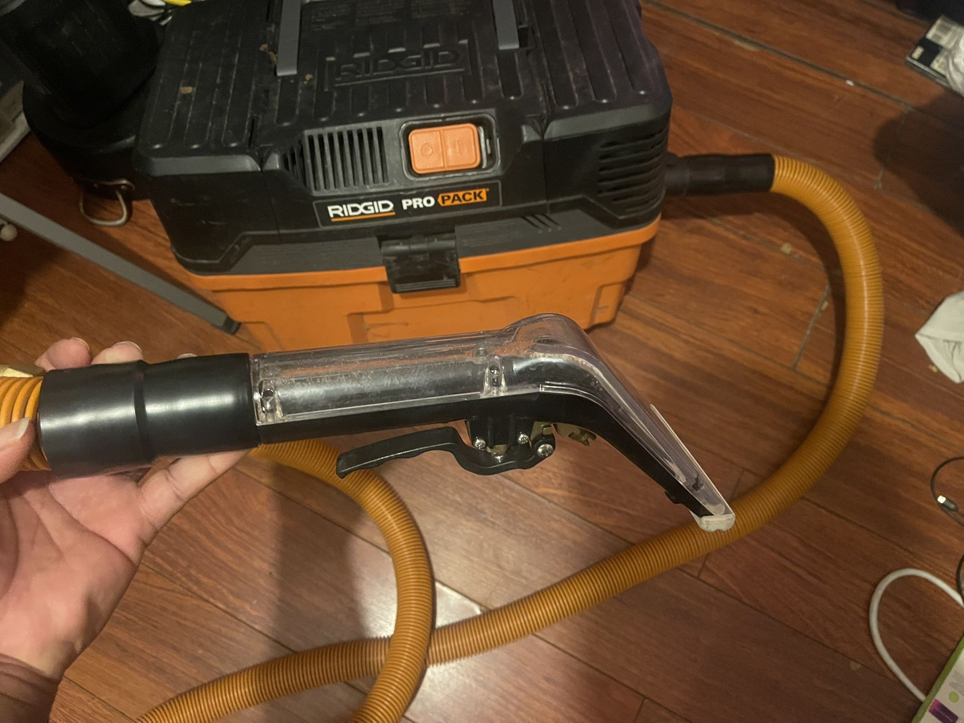 Extractor Vacuum for cleaning carpet, furniture upholstery ect…