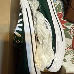 Converse low top size 6.5 Men’s 8.5 Women’s