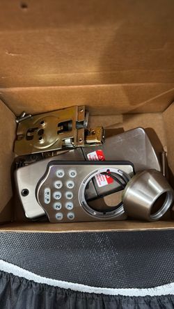 Electronic keypad deadbolt
