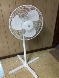 RE Room Essentials 18” Oscillating Pedestal Fan