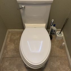 Toilet American Standard In Excellent Condition. 