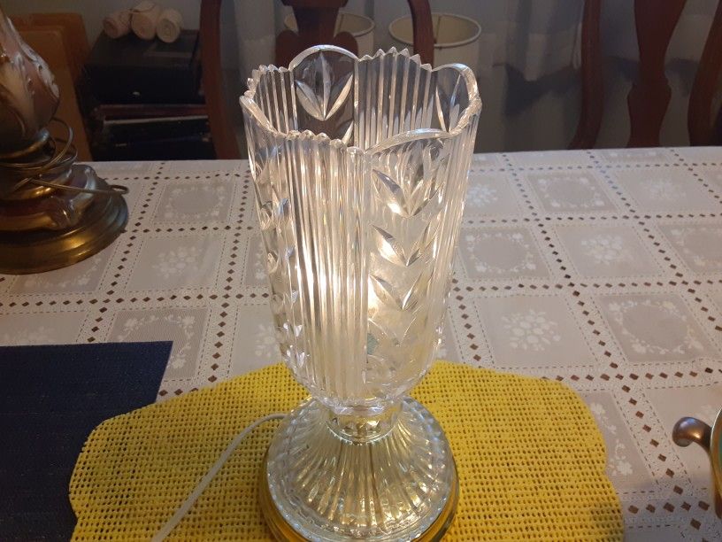 14INCHES TALL REALLY BEAUTIFUL LOOKING VINTAGE CRYSTAL GLASS LAMP