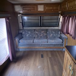Fifth wheel trailer