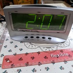 Jumbo display l e d alarm clock , electric battery backup