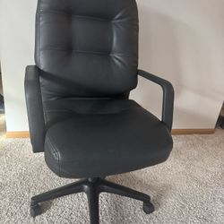 Black Office Chair – Comfortable & Sturdy