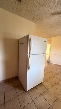 Frigidaire Top-Freezer Refrigerator . Very Cold.