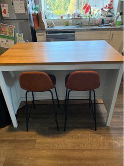 Island w/ two chairs