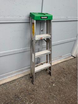 Husky 3-ft step Ladder