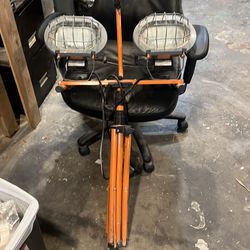 Dual head halogen tripod work light with 2 bulbs