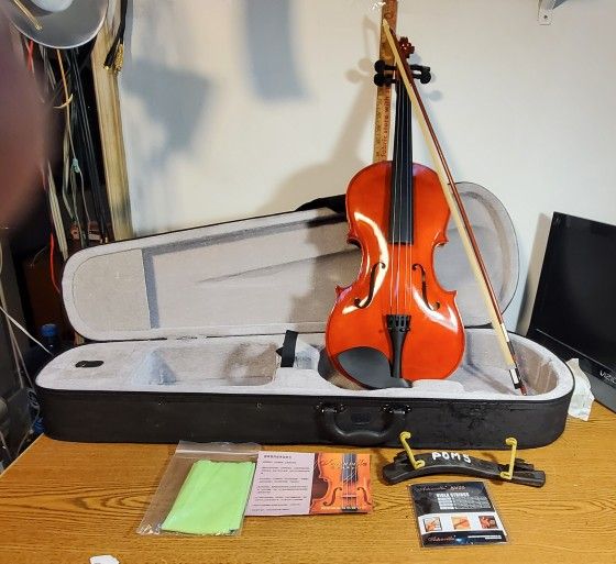No sign of wear. 

This is an Astonvilla Antonius Stratavarius 4/4 Violin Kit perfect for beginners and experts alike. It has a beautiful brown color,