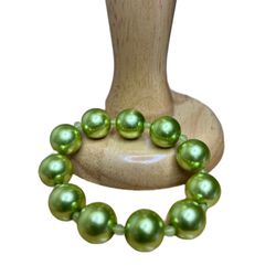 Lime or apple green tone faux pearl bracelet. It’s a little bit lighter than the picture show. Good condition.
