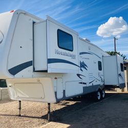 2005  Mountaineer By Montana Triple Slide Out very Nice Condition