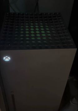 Xbox Series X (READ DESCRIPTION) & 2 controllers