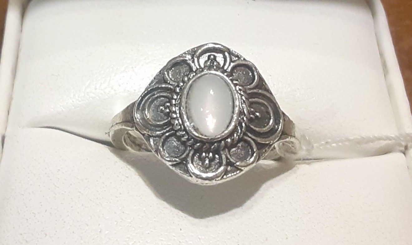 Beautiful Sterling Silver Moonstone Ring 