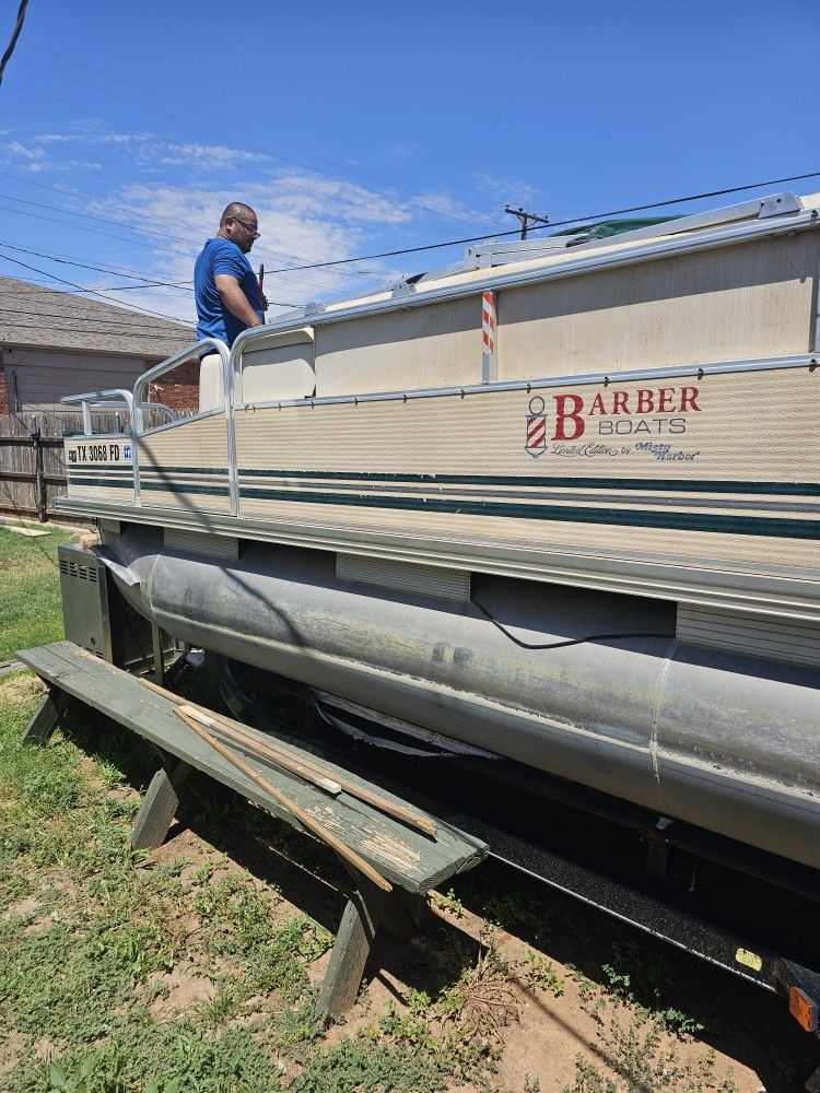 24 Ft Pontoon Boat W/115 HP Johnson Outoboard for Sale in Lubbock, TX