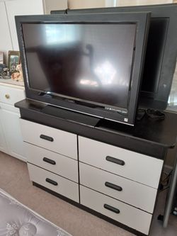 35  By  20 Flat TV And Desk Included Good Condition