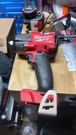 Milwaukee FUEL M18 Brushless mid- torque Impact Wrench 1/2” tool only and only pick up
