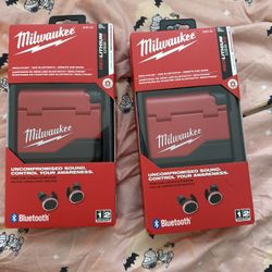 Milwaukee Headphones $120 Cada Una