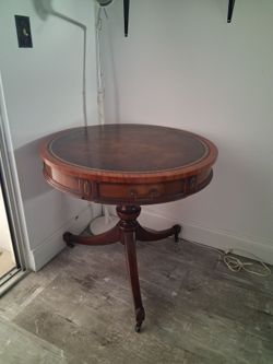 Round  table. Solid  wood