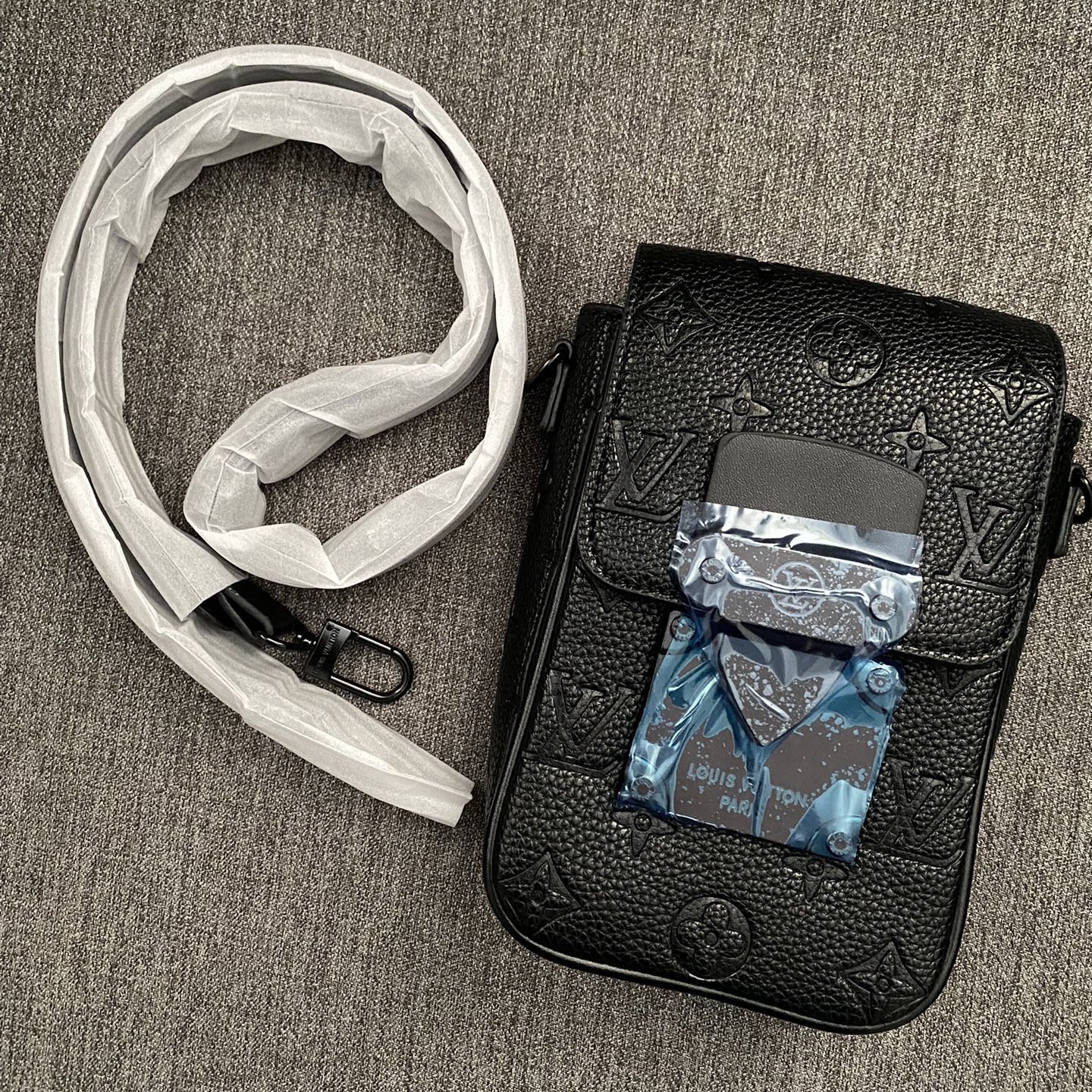 Cheap Louis Vuitton S-Lock Vertical Wearable Wallet M8152