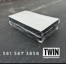 Twin Size Mattress and Box Spring // Delivery Available 🚛