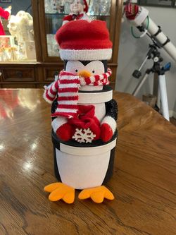 Super Cute 3 Tiered Glittery Penguin Themed Gift Boxes in Excellent Condition