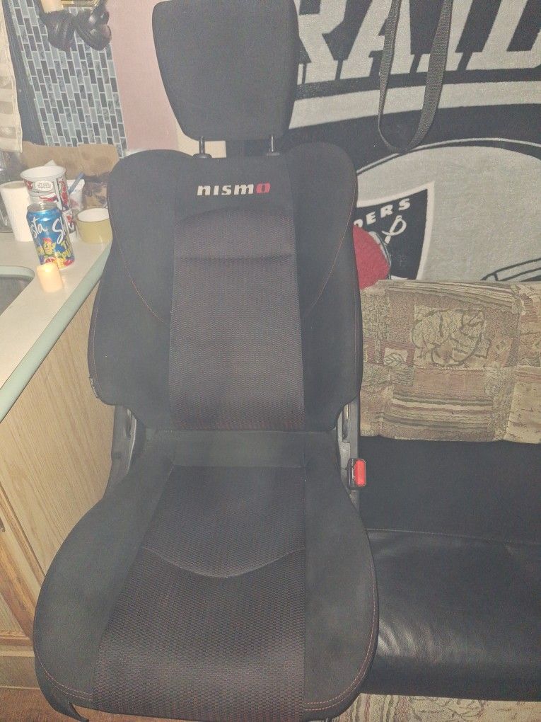 NISMO COMPLETE 2 FRONT SEATS GOOD CONDITIONS.