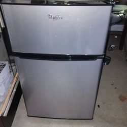 Small refrigerator with freezer