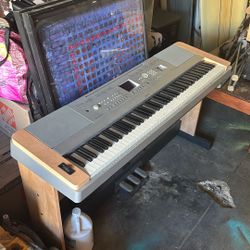 Yamaha DGX-640 Portable Grand 