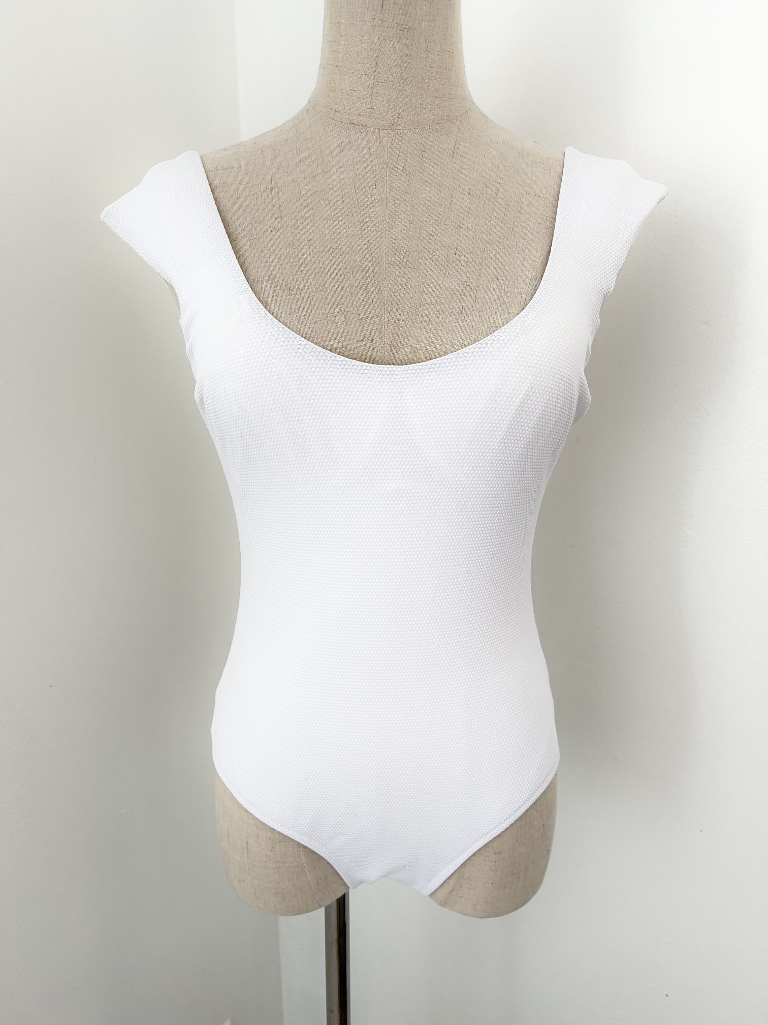 New Zingara One Pice Swimsuit, Size 6 (medium)