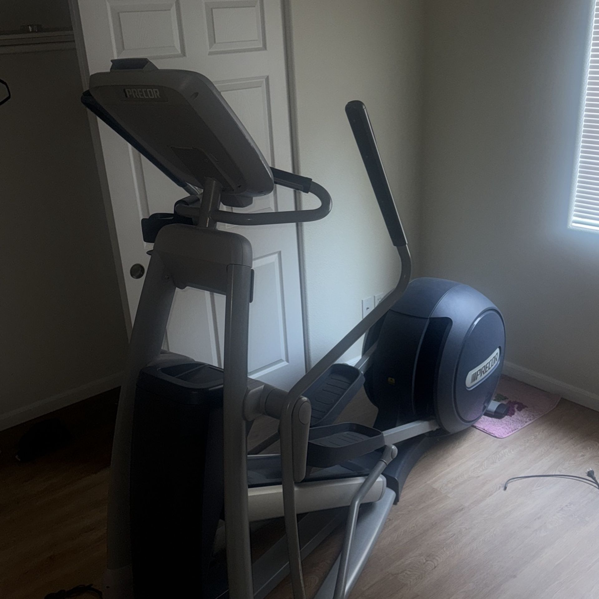 ELLIPTICAL PRECOR MODEL 835