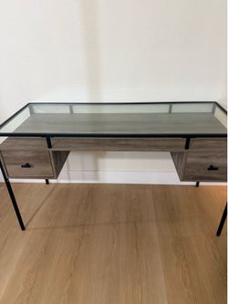 Beautiful like new desk. In very good condition and shape