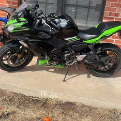 2017 Kawasaki Ninja 650 ABS/ 2021 KTM Duke 890