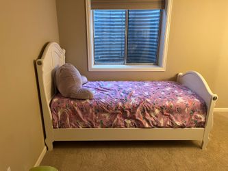 White twin bed