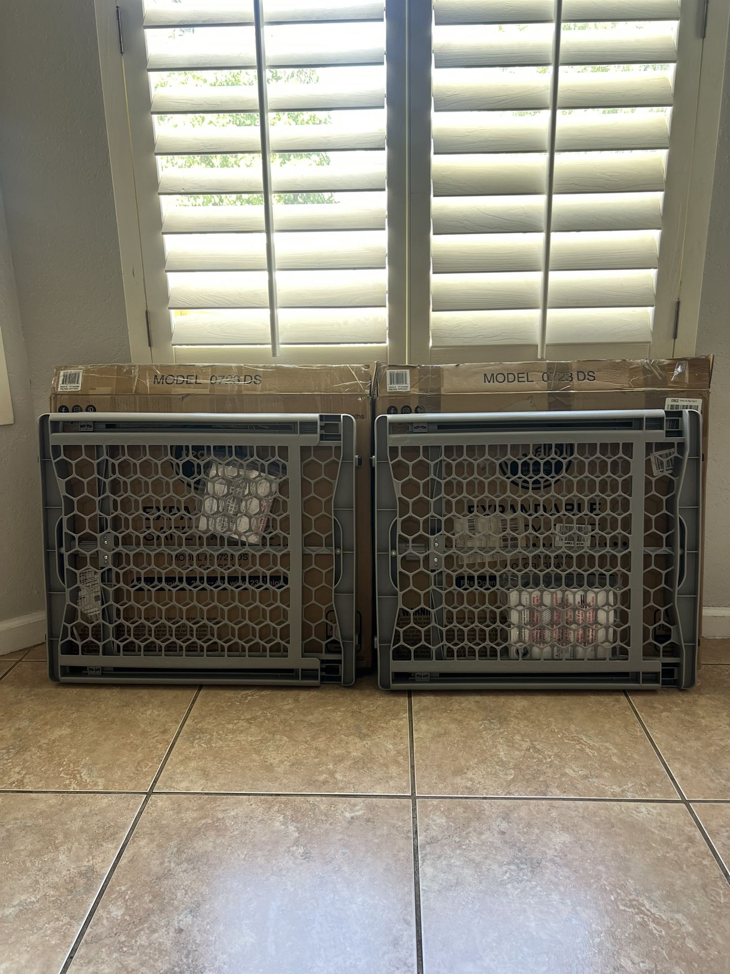 Regalo Plastic Expandable Baby/ Pet Gates (READ DESCRIPTION)