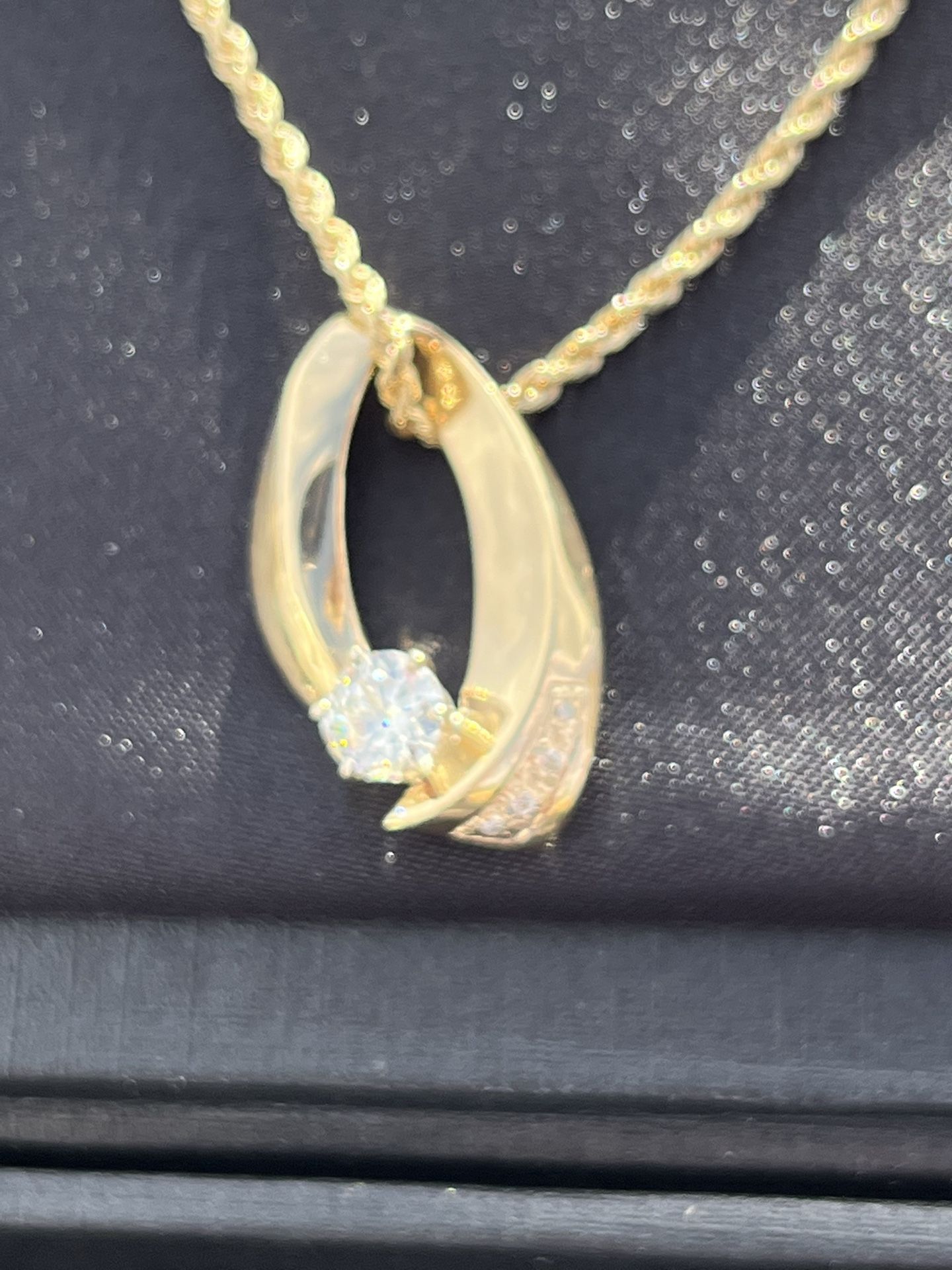 14 Ct Gold Pendent W 1 Ct Natural Diamond W Row Of Diamond Chips. 