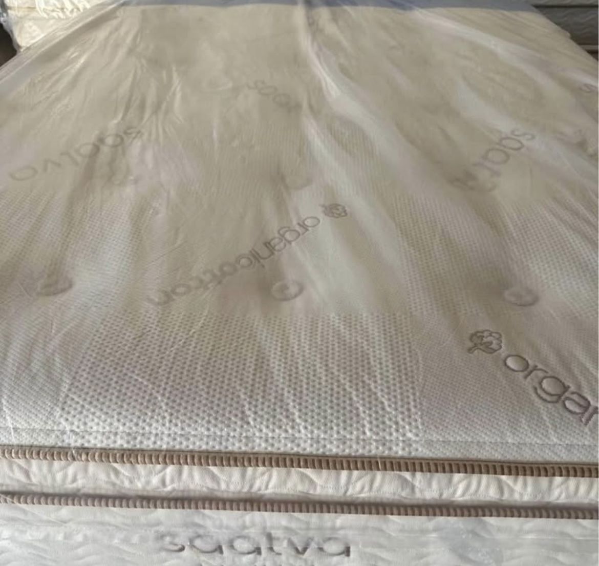 Brand New Queen Size Organic Cotton Saatva Classic Mattress!!