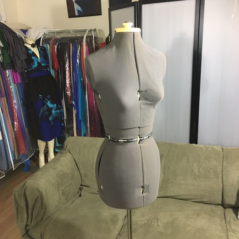 Adjustable dress form