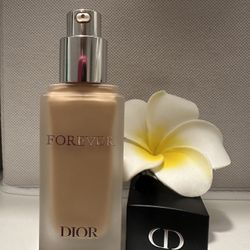 New DIOR Forever Skin Glow Hydrating Foundation SPF 15 COLOR: 2WP