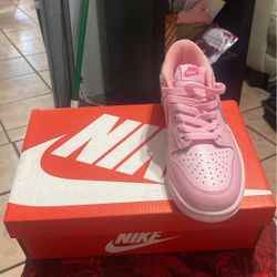 Nike Dunk Low “Triple pink”
