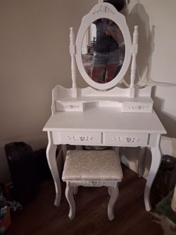 Vanity w/stool