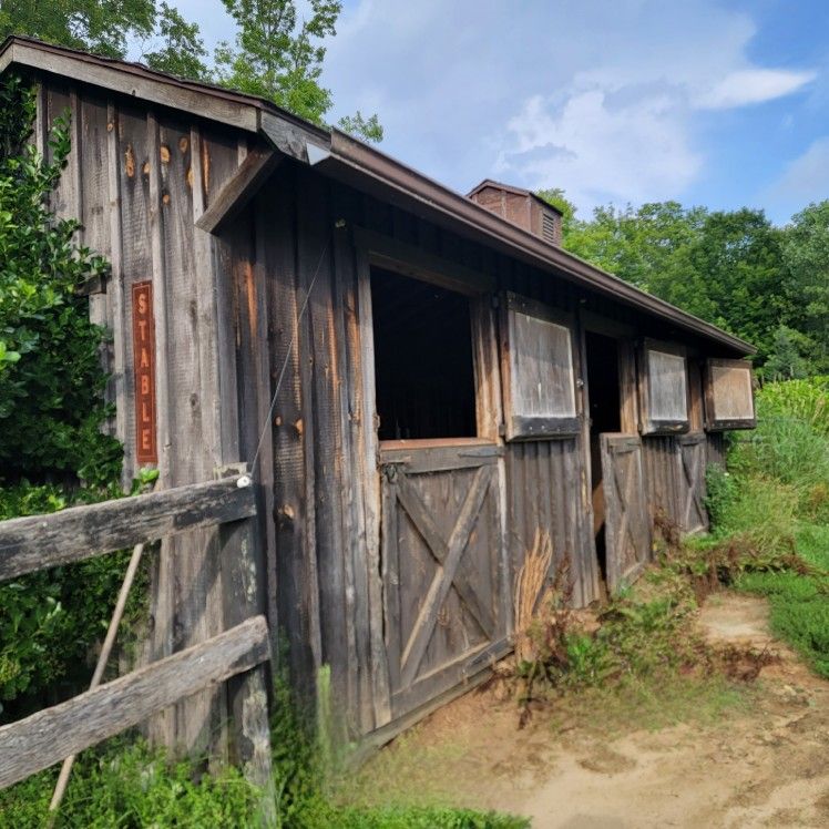 30' X 10' Horse Barn Stalls