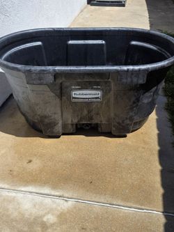 Rubbermaid Commercial Insulated 100 Gallon Stock Tank